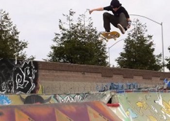 CJ Collins, Tony Hawk a další v bazénové montáži od Bones