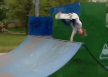 Backflip plant přes spinu do manuálu není úplně normální