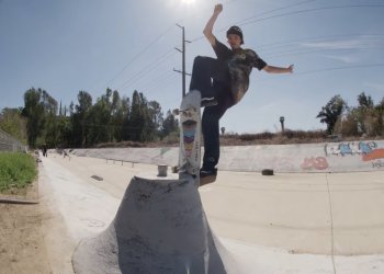 Tanner Van Vark vyrazil stavět a skejtovat na další DIY spot