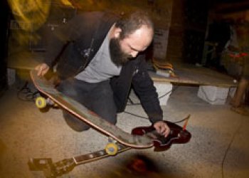 Hella nikdy nespí: Syrovost zvuku, sabat skateboardingu