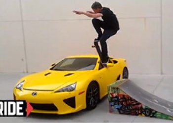 Tony Hawk skáče přes Lexus za půl mega