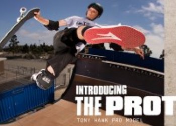 Tony Hawk se svým novým pro modelem u Lakai