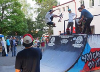 Report z Májovek v Dobříši a podpora novýho skateparku!