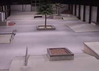 Nassim Guammaz v našláplém Pier 15 skateparku