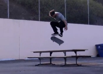 Chad Tim Tim vlastní další part v Dekline videu True Blue