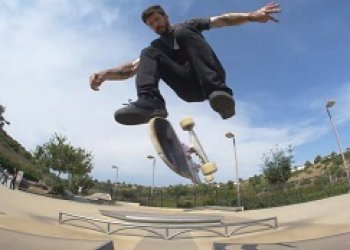 Chris Cole vystřílel několik triků v domovském parku