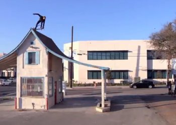 Z Jawsova Dekline partu vás rozhodně zabolí kolena